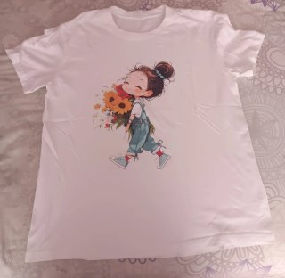 Camiseta blanca con dibujo de niña