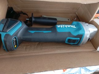 Radial a batería Makita DGA404-NO INCLUYE BATERÍA