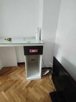 Escritorio moderno con cajón y cristal