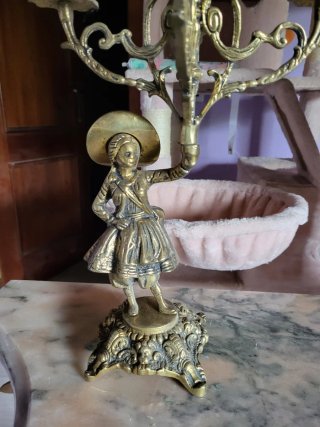 Mesa de entrada con candelabros de bronce y marmol
