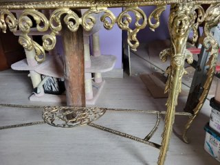 Mesa de entrada con candelabros de bronce y marmol
