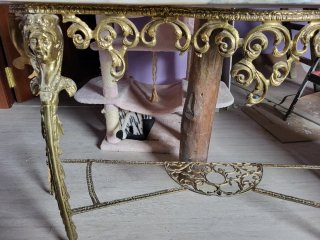 Mesa de entrada con candelabros de bronce y marmol
