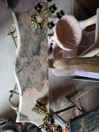 Mesa de entrada con candelabros de bronce y marmol