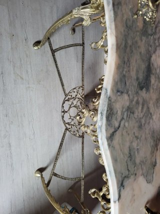 Mesa de entrada con candelabros de bronce y marmol