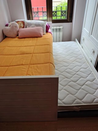 Cama nido infantil blanca con estantería a juego