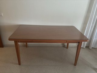 Mesa de comedor de madera y cristal
