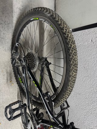 Bicicleta de montaña negra y verde