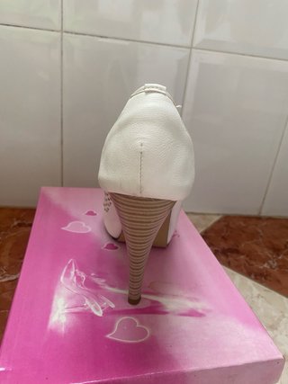 Zapato tacón blanco beige
