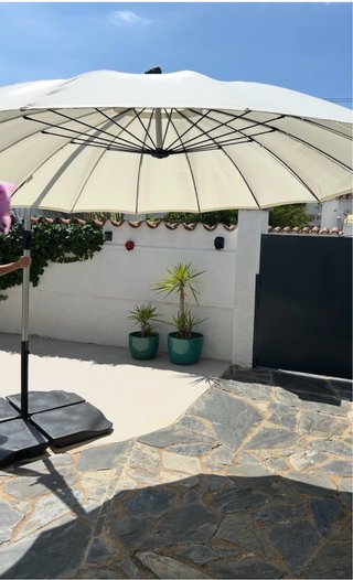 Parasol redondo grande + base Leroy  Merlín. Beige