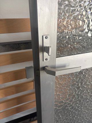 Puerta exterior gris acristalada