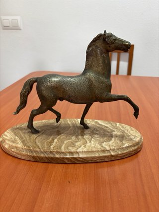 Caballo Bronce Base Piedra