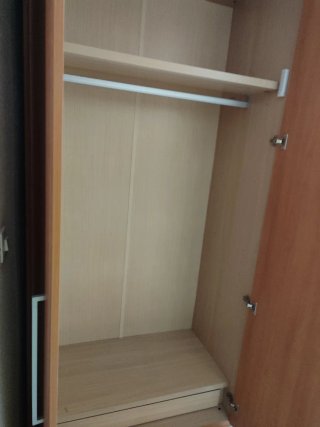Armario de madera con puertas de espejo