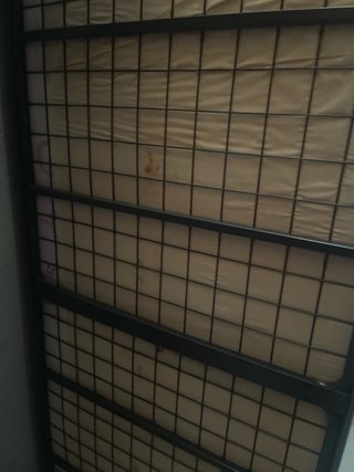 Litera metálica de color gris para colchon