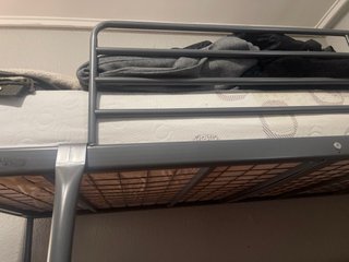 Litera metálica de color gris para colchon
