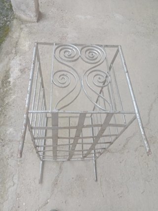 Cuna de hierro antigua