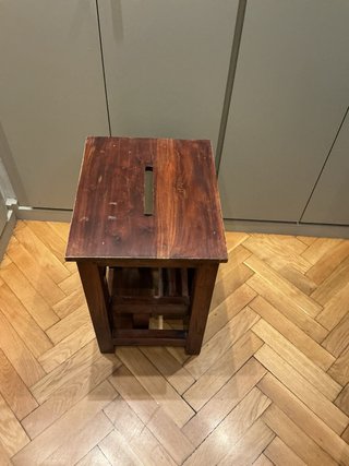 Taburete escalera de madera rústico.