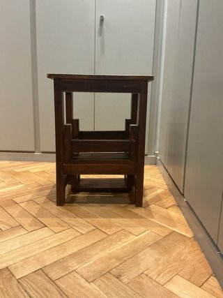Taburete escalera de madera rústico.