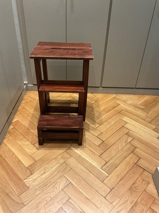 Taburete escalera de madera rústico.
