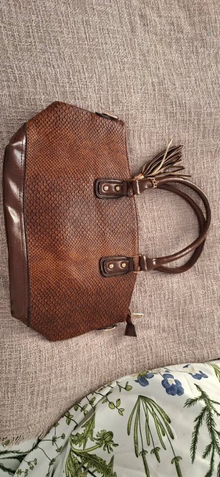 Bolso marrón con textura de serpiente