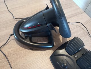 Volante Thrustmaster para PC/Consola