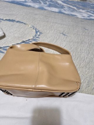Borsa a spalla beige con borchie