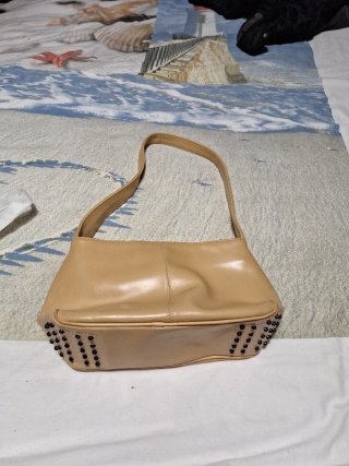Borsa a spalla beige con borchie