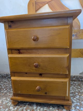 Cabecero y mesitas de madera