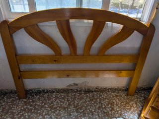 Cabecero y mesitas de madera