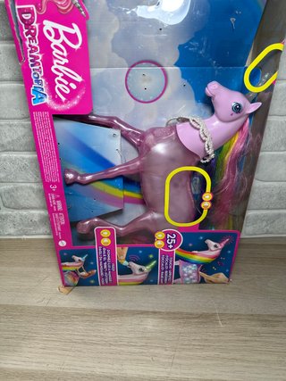 Unicornio y muñeca barbie