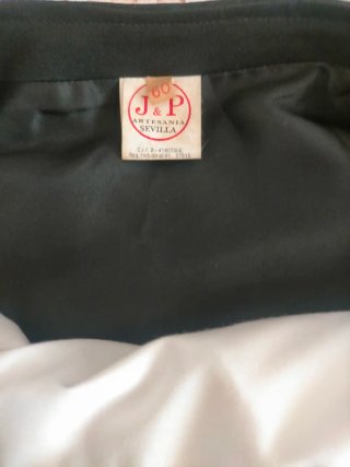 Chaqueta corta traje y camisa blanca con encajes.