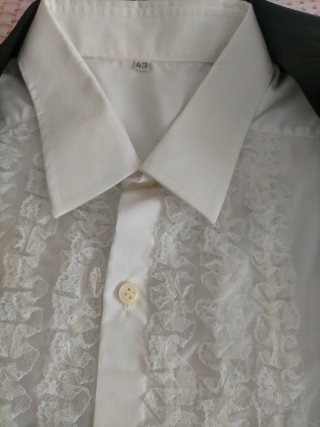 Chaqueta corta traje y camisa blanca con encajes.
