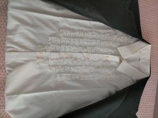 Chaqueta corta traje y camisa blanca con encajes.