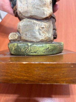 Figura de pensador con guitarra, hecha a mano.