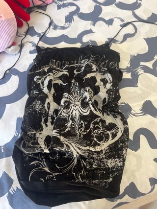 Top negro con estampado plateado