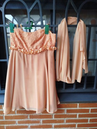 Vestido de fiesta con chal de encaje y gasa