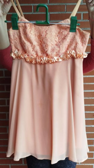 Vestido de fiesta con chal de encaje y gasa