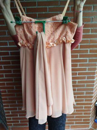 Vestido de fiesta con chal de encaje y gasa