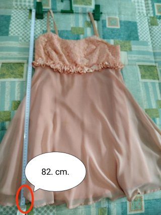 Vestido de fiesta con chal de encaje y gasa