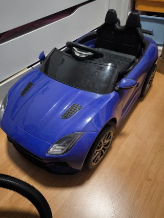 Coche infantil a batería azul