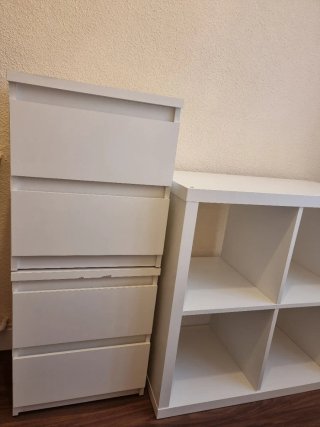 Mesitas de noche y estantería blanca