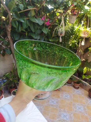 Frutero de cristal verde con burbujas