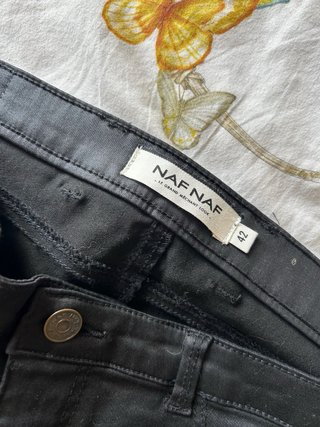 Pantalón pitillo NAF NAF efecto encerado