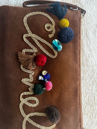 Bolso de mano marrón con adornos