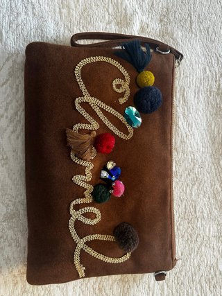 Bolso de mano marrón con adornos