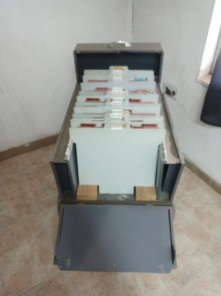 Archivador metálico antiguo gris retro