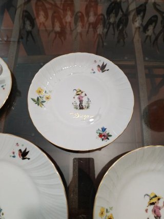 Vajilla de porcelana con diseño infantil