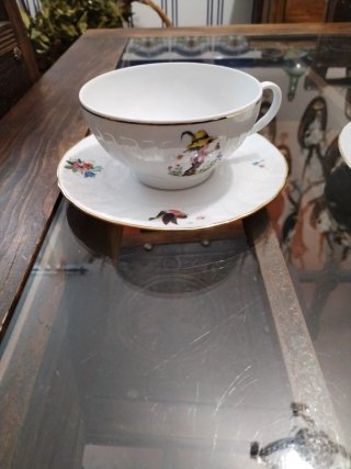 Vajilla de porcelana con diseño infantil