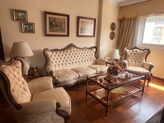 Sofá y mesa estilo clásico