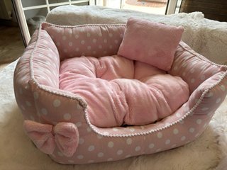 Cama para perro o gato rosa lunares
