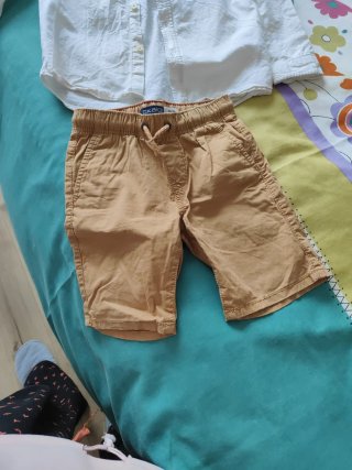 Camisa blanca y pantalón marrón